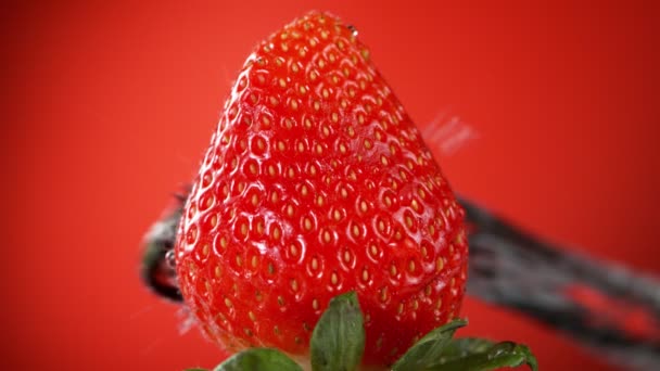 超慢的草莓运动 水花四溅 用高速摄像机拍摄 每秒1000帧 — 图库视频影像