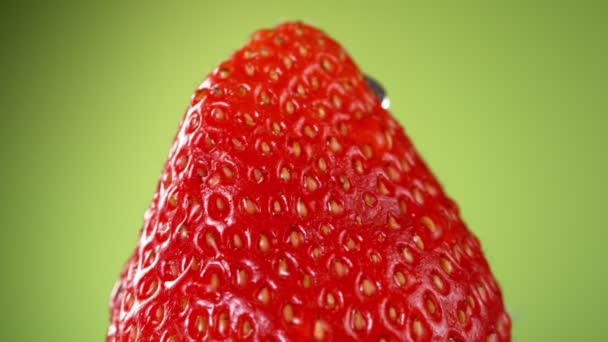 Gerakan Super Lambat Strawberry Dengan Percikan Air Sekitar Difilmkan Pada — Stok Video