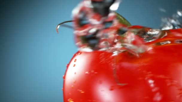 Super Zeitlupe Der Rotierenden Tomate Mit Spritzendem Wasser Gefilmt Mit — Stockvideo