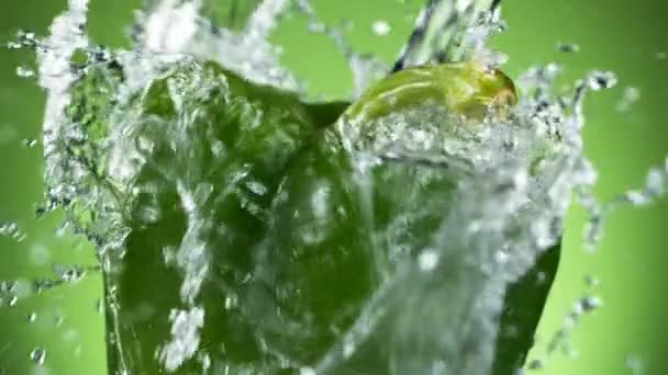 Super Slow Motion Grön Paprika Med Stänk Vatten Inspelning Höghastighetsbio — Stockvideo