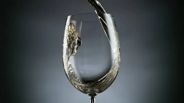 Λεπτομέρεια Χύτευσης Λευκού Κρασιού Ποτήρι Φόντο Φρέσκων Ποτών — Φωτογραφία Αρχείου
