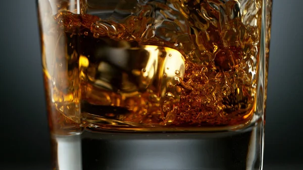 Glas Whisky Ijs Inschenken Freeze Beweging Van Spetterende Vloeistof — Stockfoto