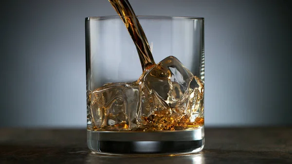 Ein Glas Scotch Whiskey Und Eis Gefrierbewegung Der Spritzenden Flüssigkeit — Stockfoto