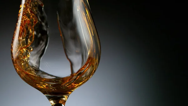 Cognac Whisky Versando Vetro Colpo Dettaglio — Foto Stock
