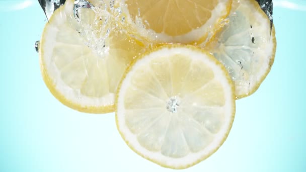 Super Zeitlupe Fallender Zitronenscheiben Ins Plätschernde Wasser Gefilmt Mit High — Stockvideo
