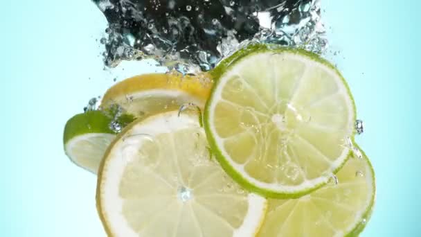 Super Slow Motion Fallande Lime Och Citronskivor Stänk Vatten Hastighetsrampeffekt — Stockvideo