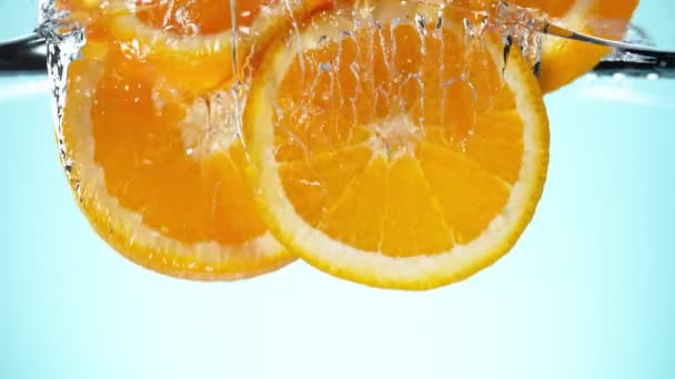 Super Slow Motion Falling Orange Slices Splashing Water Filmed High — Stock Video