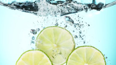 Taze kireç suya döküldü. Stüdyo görüntüsü temiz arkaplan.