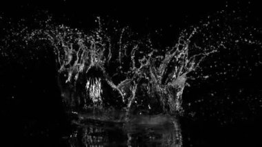 Siyah arka planda su kruvazörü şeklindeki süper yavaş çekim. Yüksek hızlı sinema kamerası, 1000fps.