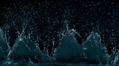 Siyah arka planda izole edilmiş çok yavaş su sıçratma hareketi. Yüksek hızlı sinema kamerası, 1000 fps..