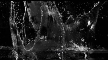 Siyah arka planda su kruvazörü şeklindeki süper yavaş çekim. Yüksek hızlı sinema kamerası, 1000fps.