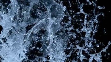 Siyah arka planda izole edilmiş çok yavaş su sıçratma hareketi. Yüksek hızlı sinema kamerası, 1000 fps..