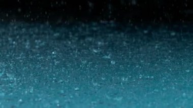 Karanlık suyun süper yavaş akışı ayrıntılı olarak gerçekleşiyor. Yüksek hızlı sinema kamerası, 1000 fps..
