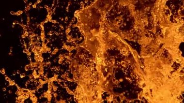 Siyah arka planda izole edilmiş kola / viski / çay süper yavaş çekimde. Yüksek hızlı sinema kamerası, 1000 fps..