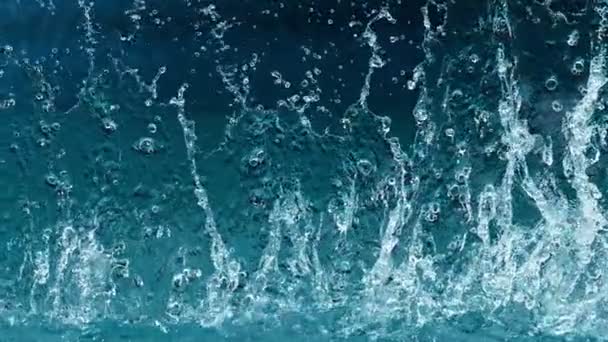 在蓝色背景上隔绝的水花的超级慢速运动 用高速摄像机拍摄 每秒1000帧 — 图库视频影像