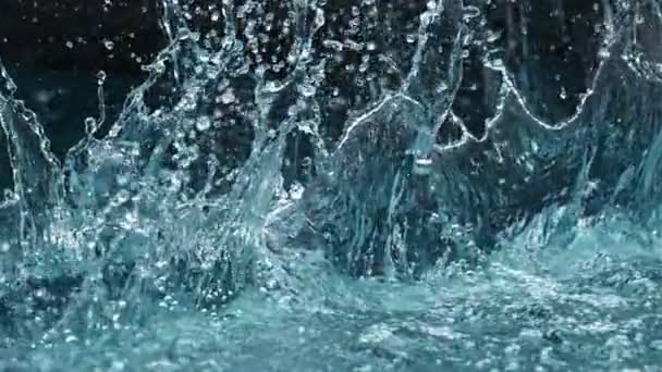 Super Slow Motion Spruzzi Acqua Isolati Sfondo Blu Girato Cinepresa — Video Stock