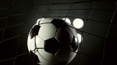 Süper yavaş çekimde futbol topu kaleye doğru uçuyor. Hız rampası etkisi. Yüksek hızlı sinema kamerası, 1000fps.