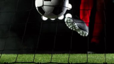 Futbolcunun topa vuruşunun süper yavaş çekimi. Rampa hızı etkisi. Yüksek hızlı sinema kamerası, 1000fps.