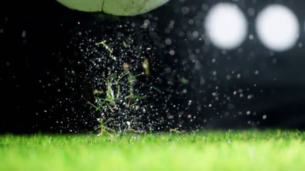 足球落在草坪上的超级慢动作 速度斜率效应 用高速摄像机拍摄 每秒1000英尺 — 图库视频影像