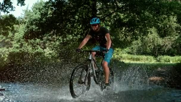 Super Slow Motion Mountainbiker Passerar Flod Hastighetsrampeffekt Inspelning Höghastighetsbio Kamera — Stockvideo