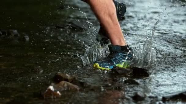 Mouvement Super Lent Homme Pied Courant Dans Rivière Éclaboussures Autour — Video