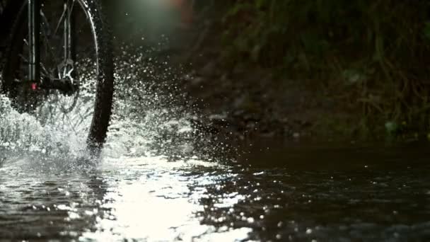 Super Powolny Ruch Rowerzysty Górskiego Mijającego Rzekę Nagrywane Szybkim Aparacie — Wideo stockowe