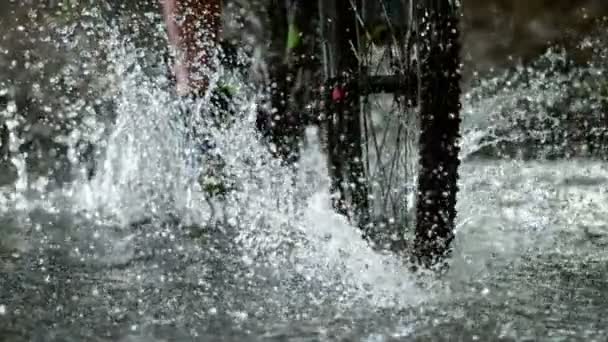 Super Cámara Lenta Ciclista Montaña Pasando Río Efecto Rampa Velocidad — Vídeos de Stock