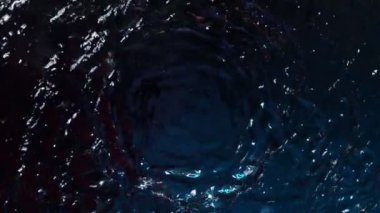 Su sıçratan hortumun tünel şeklini oluşturması çok yavaş bir hareket. Yüksek hızlı sinema kamerası, 1000 fps..