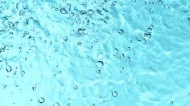 Yağmur suyunun çok yavaş düşüşü. Yüksek hızlı sinema kamerası, 1000 fps..