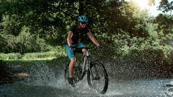 Ciclista Montaña Corriendo Través Del Arroyo Forestal Salpicadura Agua Movimiento — Foto de Stock