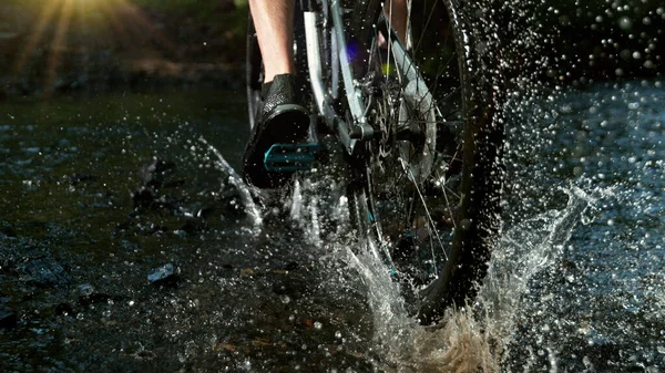 山地骑手在河里洒水的特写镜头 冻结积极生活方式的运动 — 图库照片
