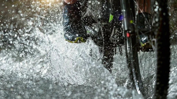 Close Mountain Rider Splashing Water River Freeze Motion Active Lifestyle — Stock Photo, Image