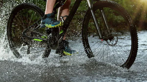 Primer Plano Del Jinete Montaña Salpicando Agua Río Congelar Movimiento — Foto de Stock