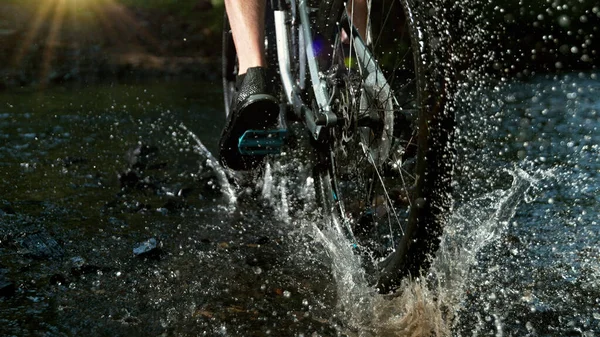 Primer Plano Del Jinete Montaña Salpicando Agua Río Congelar Movimiento —  Fotos de Stock