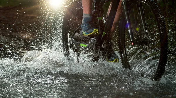 Close Mountain Rider Splashing Water River Freeze Motion Active Lifestyle — Stock Photo, Image