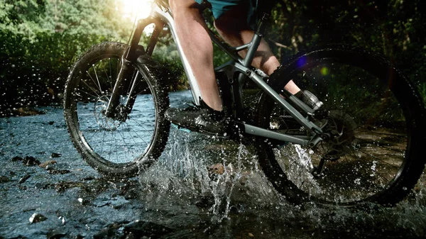 Close Mountain Rider Splashing Water River Freeze Motion Active Lifestyle — Stock Photo, Image