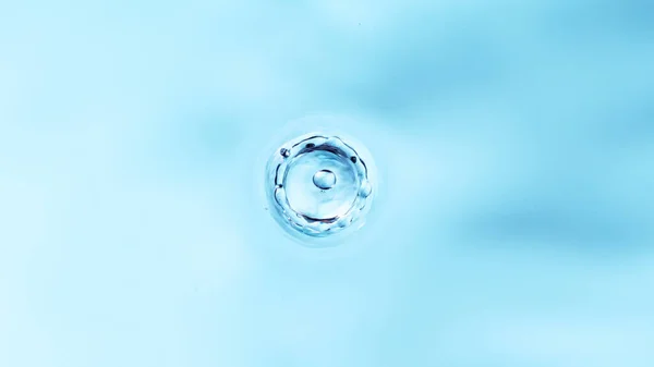 Macro Shot Gotejamento Gota Água Vista Aérea — Fotografia de Stock