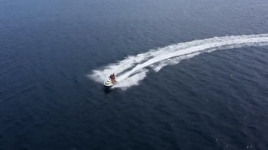 Hava aracı, jet ski 'nin denizi hızla aştığını gösteriyor. Süper hızlı seyahat, yaz tatili aktiviteleri, su taşımacılığı..