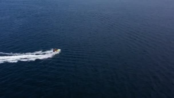 ジェットスキーの空中ドローン追跡映像が海上を高速化します 超高速旅行 レジャー夏休み活動 水輸送 — ストック動画