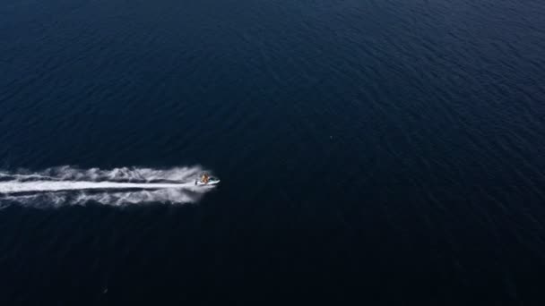 Avión Tripulado Rastreando Imágenes Motos Acuáticas Sobrevolando Mar Viaje Súper — Vídeo de stock