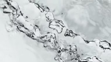 Su yüzeyini dalgalı şekillerde karıştırmak için süper yavaş çekim. Yüksek hızlı sinema kamerası, 1000 fps..