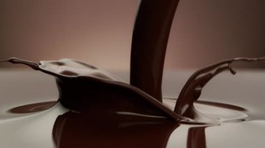 Koyu sıcak çikolatanın süper yavaş çekimi. Yüksek hızlı sinema kamerasıyla çekildi, 1000fps. Rampa hızı etkisi.