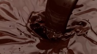 Kasırgaya dökülen koyu sıcak çikolatanın süper yavaş çekimi. Hız rampası etkisi. Yüksek hızlı sinema kamerasıyla çekildi, 1000fps.