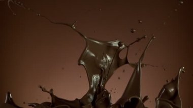 Koyu sıcak çikolatanın çok yavaş sıçratması. Sinema, yüksek hızlı kamera, 1000fps.