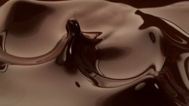 Koyu sıcak çikolatanın süper yavaş akışı. Sinema, yüksek hızlı kamera, 1000fps. Rampa hızı etkisi.