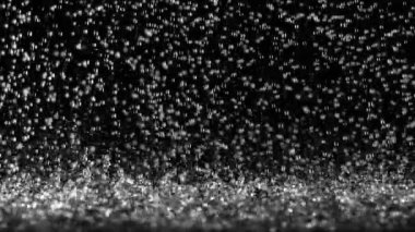 Karanlık suyun süper yavaş akışı ayrıntılı olarak gerçekleşiyor. Yüksek hızlı sinema kamerası, 1000 fps..