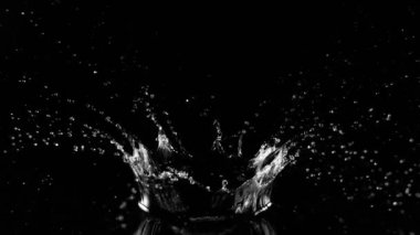 Siyah arka planda su kruvazörü şeklindeki süper yavaş çekim. Yüksek hızlı sinema kamerası, 1000fps.