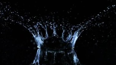 Siyah arka planda su kruvazörü şeklindeki süper yavaş çekim. Yüksek hızlı sinema kamerası, 1000fps.