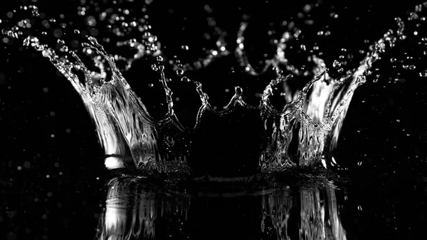 Állítsa Meg Víz Mozgását Fröccsenés Fekete Háttér Koronaalakban Stúdió Lövés — Stock Fotó