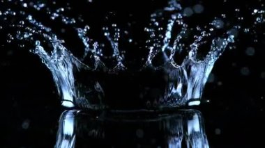 Siyah arka planda su kruvazörü şeklindeki süper yavaş çekim. Yüksek hızlı sinema kamerası, 1000fps.